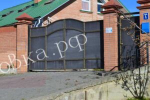 Ворота и калитка обрамленные кованой полосой